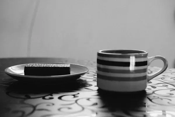 Masanın Üzerinde Bir Fincan Kahve Waffle Tabağı Var Yakın Plan — Stok fotoğraf