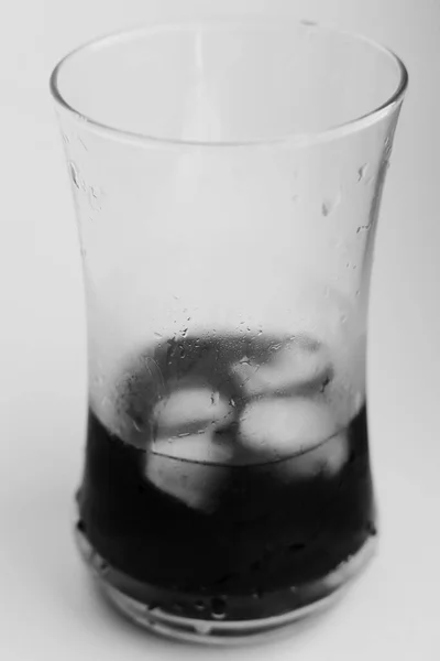 Διαφανές Γυάλινο Κύπελλο Coca Cola Και Πάγο Λευκό Φόντο — Φωτογραφία Αρχείου