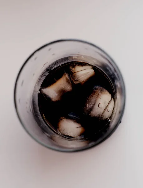 Beyaz Zemin Üzerinde Coca Cola Buz Olan Şeffaf Cam Bardak — Stok fotoğraf