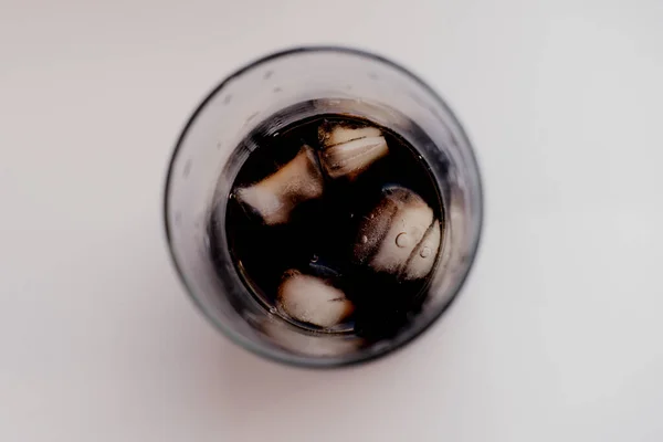 透明玻璃杯 白底上有可乐和冰块 — 图库照片