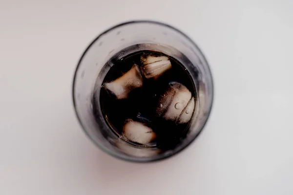 Tazza Vetro Trasparente Con Coca Cola Ghiaccio Fondo Bianco — Foto Stock