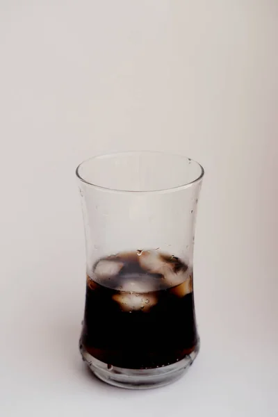 Transparente Glasschale Mit Coca Cola Und Eis Auf Weißem Hintergrund — Stockfoto