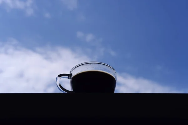 Ένα Φλιτζάνι Καφέ Στέκεται Ένα Πλαίσιο Μπαλκόνι Ενάντια Στο Γαλάζιο — Φωτογραφία Αρχείου