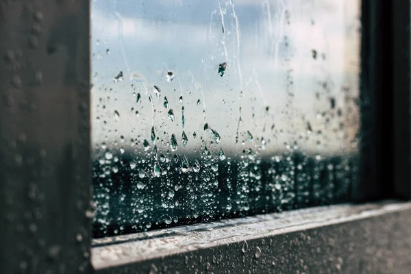 Σταγόνες Βροχής Κυλούν Στο Τζάμι Του Παραθύρου Κλείσιμο Των Σταγόνων Royalty Free Εικόνες Αρχείου