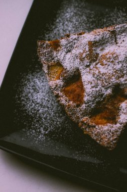 Charlotte 'un elmalarla çekilmiş yemek fotoğrafı.