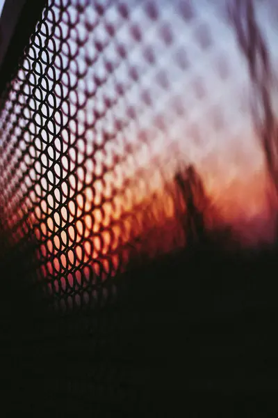 Ηλιοβασίλεμα Στο Φόντο Ενός Μεταλλικού Φράχτη — Φωτογραφία Αρχείου