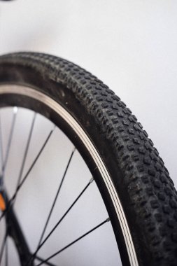 Beyaz arka planda bir spor bisikletinin ayrıntıları