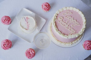 Pastalar ve kekler ve güzel bir doğum günü bardağında alkolsüz beyaz şarap. Bayram doğum günü. Yukarıdan yakın plan fotoğraf