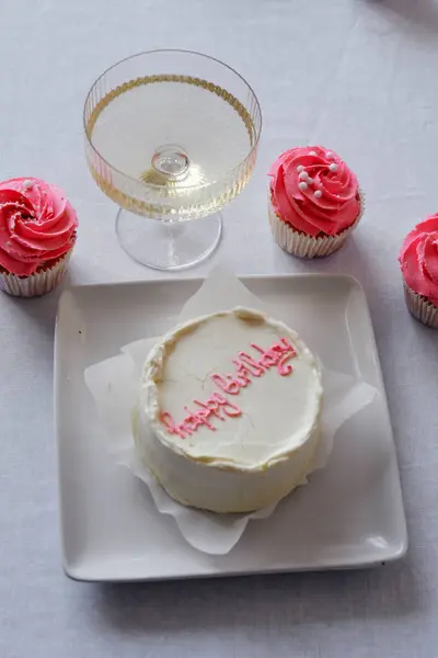 本托蛋糕 松饼和白底白酒 生日的概念 生日蛋糕 — 图库照片