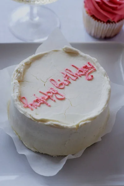 白い背景にバースデーのクローズアップ碑文付きの弁当ケーキ コンセプト 休日の誕生日 — ストック写真