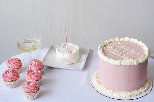 蛋糕和蛋糕配上一杯不含酒精的白葡萄酒和一个漂亮的生日玻璃杯 生日蛋糕 — 图库照片