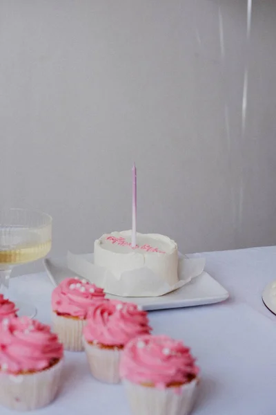 有蜡烛特写的本托生日蛋糕 — 图库照片