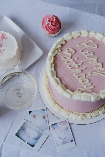 Большой Красивый Розовый Торт Надписью День Рождения Белом Столе Крупным — стоковое фото
