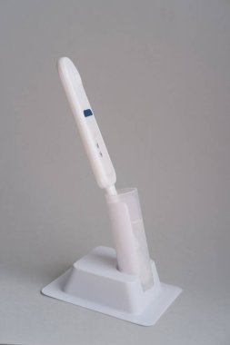 Hızlı HIV testi. HIV testi gri arkaplanda izole edildi