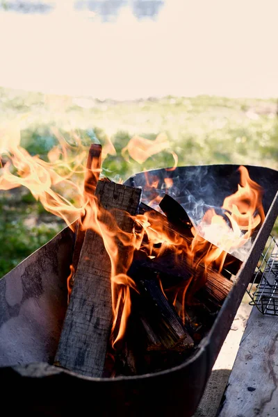 Feuer Brennt Auf Dem Grill Grillen Aus Nächster Nähe Holz — Stockfoto