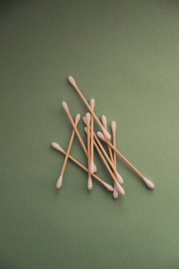 Yeşil arka planda kulak pamuğu örnekleri. en üstteki görünüm