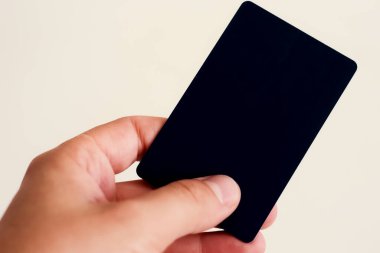 Kredi kartı beyaz arka planda yakın planda. Banka kartı