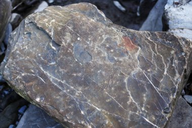 Taşların doğal dokusu. Büyük taş bloklarının doğal dokusu. Taşlardaki düzensizlikler ve şablonlar