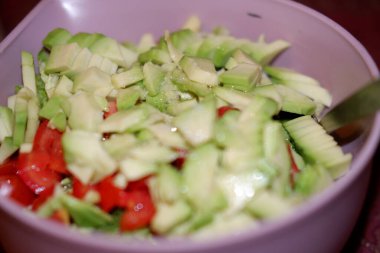 Sebze salatası, yakın plan bir tabakta. Taze sebze sağlıklı salata. diyet