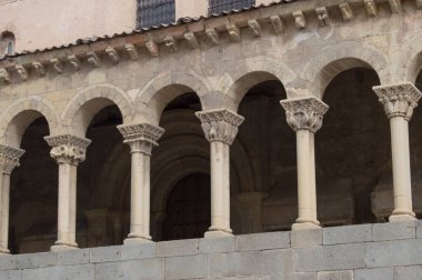 Segovia 'daki San Martn kilisesinde sütunları ve Romanca süslenmiş başkentleri olan Atrium. İspanya