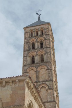 San Esteban kilisesinin Roma kulesi Segovia 'da gökyüzüne karşı siluetlendi. İspanya