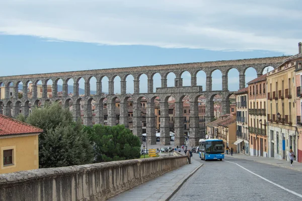 Vista Uma Rua Cidade Espanhola Segóvia Patrimônio Mundial Com Aqueduto — Fotografia de Stock