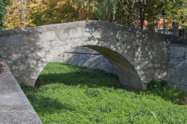 Madrid 'in Colmenar del Arroyo bölgesindeki küçük taş köprü. İspanya