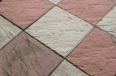 beyaz ve kırmızı taş karolardan oluşan zemin eşkenar dörtgen oluşturur