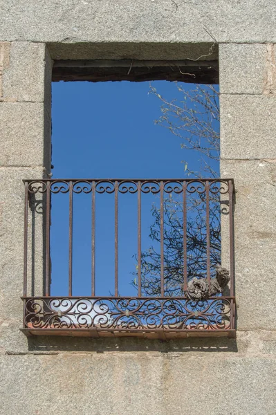 Balcone Abbandonato Sulla Facciata Una Casa Caduta — Foto Stock