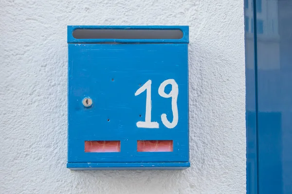 农村房屋正面的蓝色西班牙信箱 — 图库照片