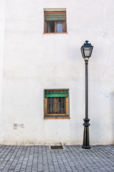 Белый Фасад Дома Двумя Вертикальными Окнами Фонарным Столбом Рядом — стоковое фото