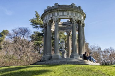 Madrid, İspanya 'daki Parque del Capricho' daki tanrı Bacchus 'a adanmış bir tapınak.