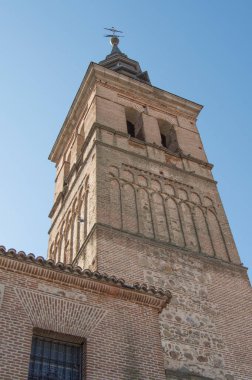 Madrid, Navalcarnero 'daki Assumption leydimizin kilisesinin tuğla kulesi. İspanya