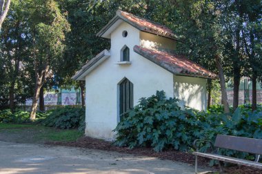 Parkta küçük bir pavyon