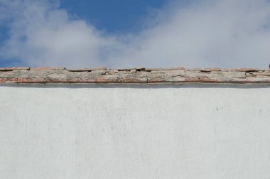 Arkasında bulut olan beyaz bir duvar.