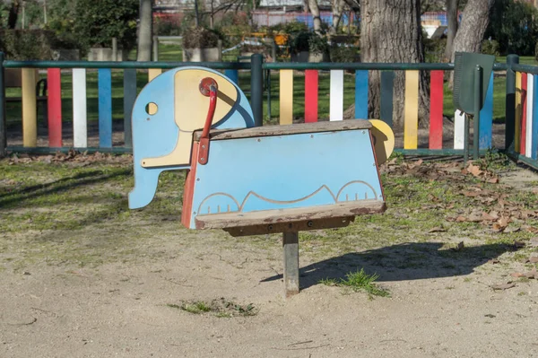 Качели Форме Слона Детской Площадке — стоковое фото