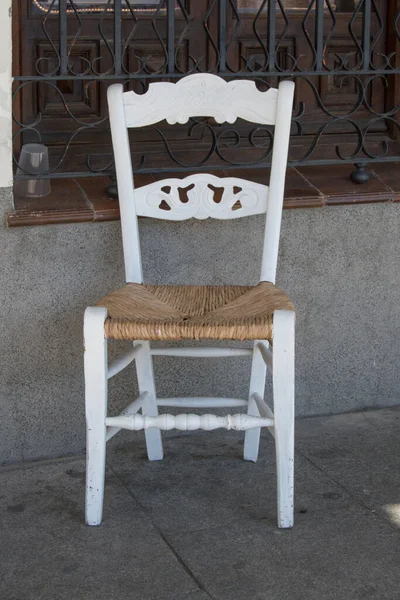 Stylowe Białe Krzesło Ulicy — Zdjęcie stockowe