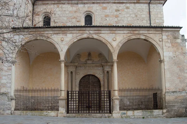 グアダラハラのロス レメディオス教会のアーチとルネサンス様式の首都のアトリウムと入り口 スペイン — ストック写真