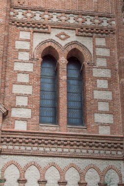 Bir kilisenin ön cephesinde neomudjar tarzında aydınlanmış pencere.