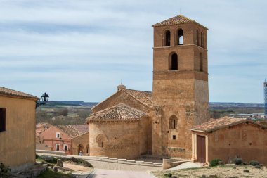 San Miguel Başmeleğinin dış kilisesi, San Esteban de Gormaz, Soria ilinde arkadan görüldü. İspanya
