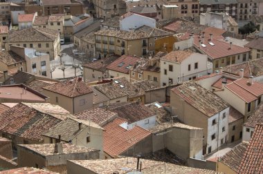 Soria ilindeki San Esteban de Gormaz ortaçağ köyünün çatı ve evleri. Kastilya ve Leon. İspanya