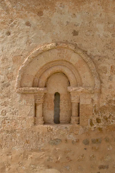 小盲窗 圆形拱形 小资本金 在教堂的石头立面上 — 图库照片
