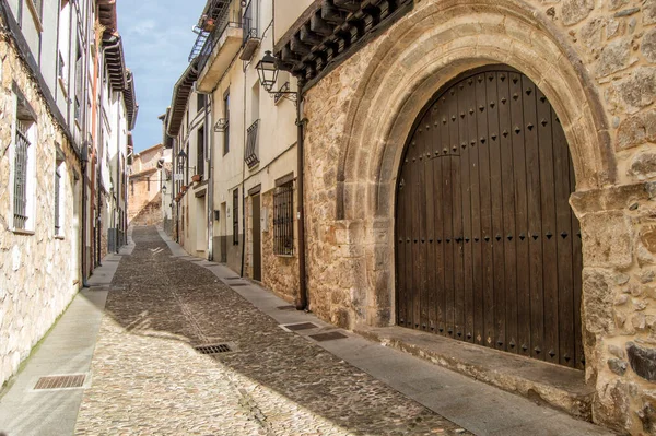 Burgos Covarrubias Kasabasında Yarı Dairesel Kemerli Kapısı Eski Evleri Olan — Stok fotoğraf