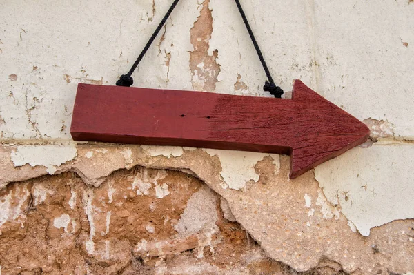 Roter Holzpfeil Hängt Einer Abblätternden Wand — Stockfoto