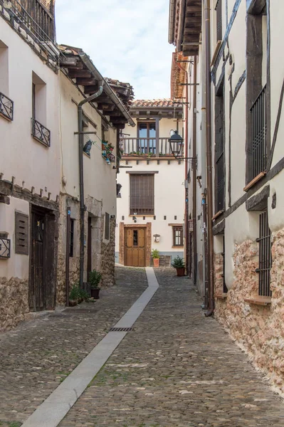 Venkovská Ulice Starými Domy Covarrubias Provincie Burgos Španělsko — Stock fotografie