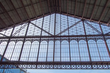 Bir Madrid tren istasyonunda demir mimarisi olarak bilinen demir ve cam bir yapının parçası. İspanya