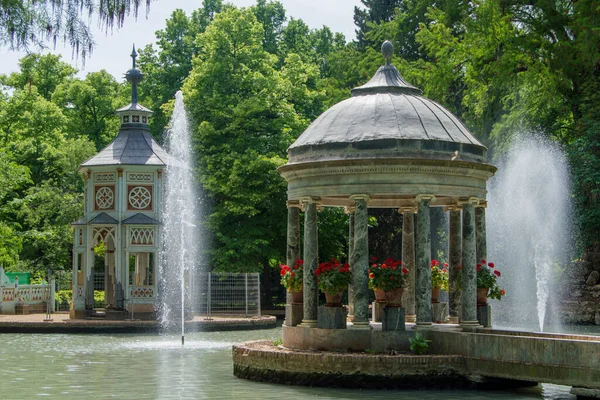 Rybník Číňanů Dvěma Pavilony Zahradách Principe Aranjuez Provincie Madrid — Stock fotografie