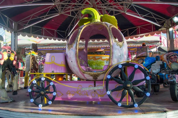 Pompoenvormige Carrousel Drijven Met Kinderwagens Een Kermisattractie — Stockfoto