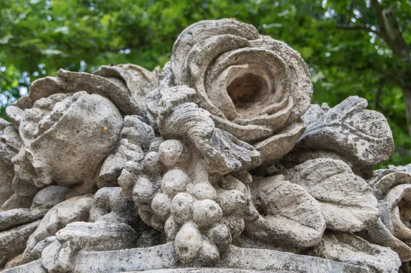 정원에 장식용 조각품의 일부인 돌꽃들 — 스톡 사진