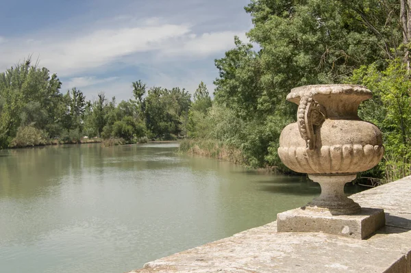 Madrid Aranjuez Deki Tagus Nehrinin Yanındaki Aranjuez Bahçesindeki Dekoratif Taş — Stok fotoğraf